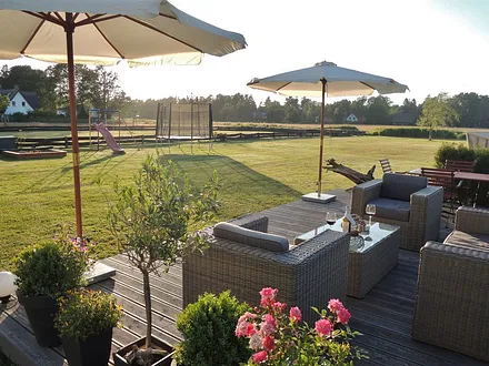 Wiese mit Terrasse (für alle nutzbar) Nordseite, Trampolin, Sandkiste und Schaukel 