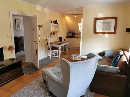 App. Waldblick mit Eingangstür zum App.