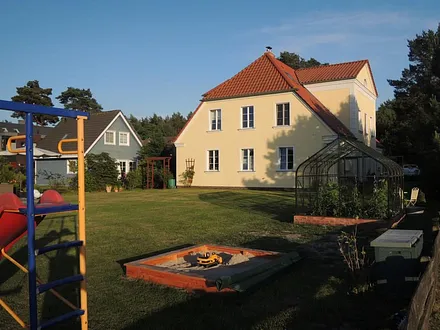 Trampolin, Rutsche, Sandkiste ... 3 obere Fenster = App. Wiesenblick