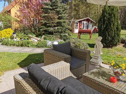 Garten an der Südseite am Haus (für alle nutzbar)