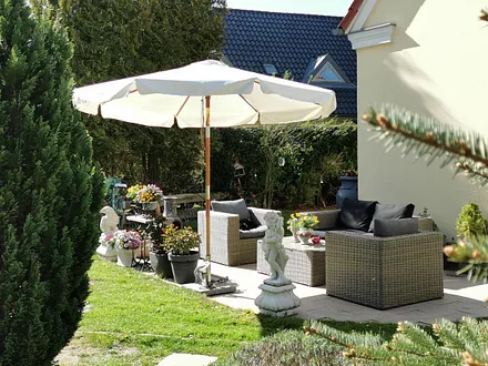 Garten an der Südseite am Haus (für alle nutzbar)