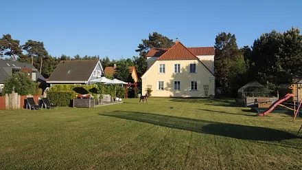 hinterer Garten mit Terrassse, Trampolin, Sandkiste, Schaukel, Rutsche, TT