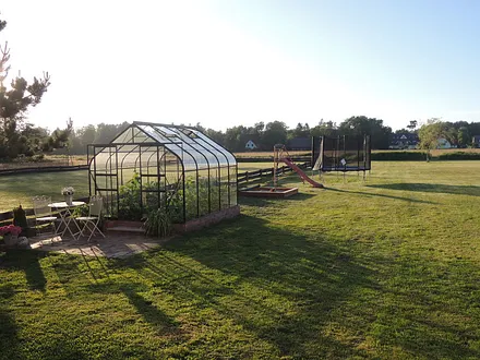 Trampolin, Sandkiste, Schaukel und Rutsche