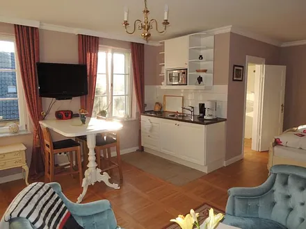 Hochtisch, Flacht TV, Radio, Küchenzeile...