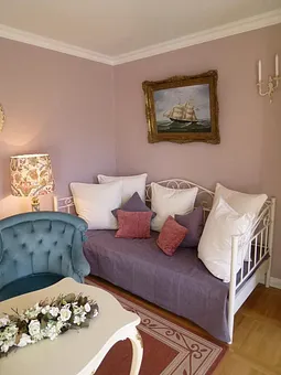 Clubsessel und Bettsofa, großer Schrank