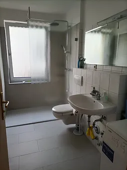 Bad mit Dusche und Waschmaschine