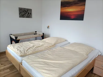 Schlafzimmer mit optionalem Kinderreisebett
