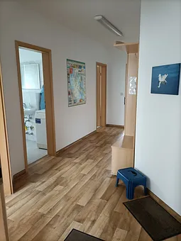 Blick vom Wohnungseingang in den Flur