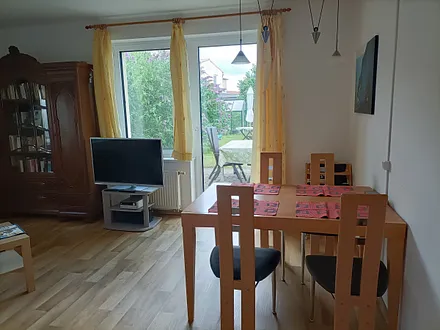 Wohnzimmer mit Blick auf die Terrasse