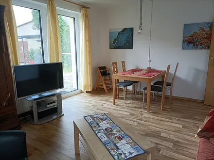 Wohnzimmer mit Esstisch + optionalem Kinderstuhl