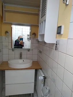 Bad Nr.8   Dusche, WC, Waschbecken, Fön, Dachfenster mit Fernbedienung