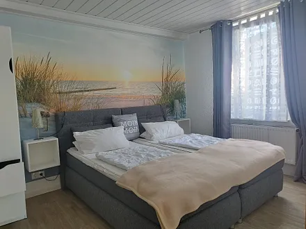 Schlafzimmer mit Babybett.2 Schränke, 2 Stühle
