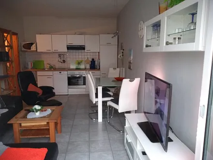 Wohnzimmer mit integrierter Küche 