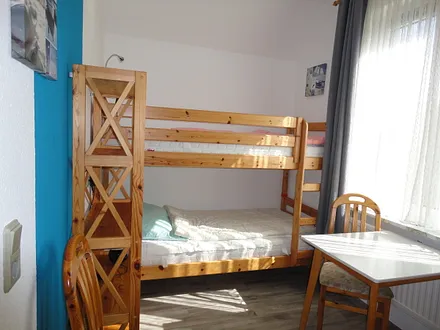 Etagenbett 90x200. Hier kann das Kinderbett anstelle des Tisches aufgestellt werden.