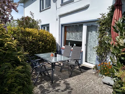 Von der gemütlichen Süd-Terrasse können  Sie und Ihre Kinder direkt in den gr. Garten laufen. Zur Straße Gartentor.