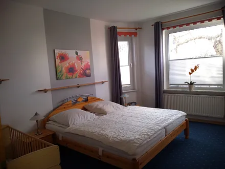 Doppelbett 180x200.     Das Kinderbett kann wahlweise auch im Kinderzimmer aufgestellt werden.