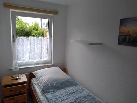 Kinderzimmer m. 1 Bett 190x90 cm, Komode, Nachtschrank, Stuhl