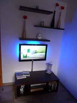 Fernseher mit DVD und Hintergrundbel.