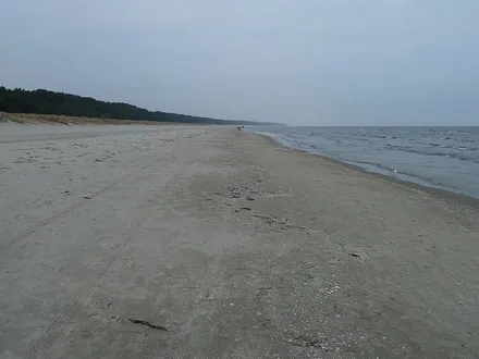 Der breite Sandstrand