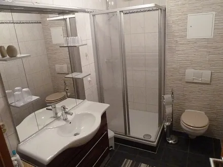 Bad mit Waschtisch, Regendusche und WC