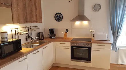 Cerankochfeld mit Backofen, Toaster, Wasserkocher und Kaffeemaschine