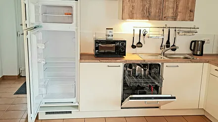 Kühl- und Gefrierschrank, Mikrowelle und Geschirrspüler