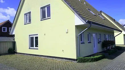 2 Parkplätze direkt am Haus