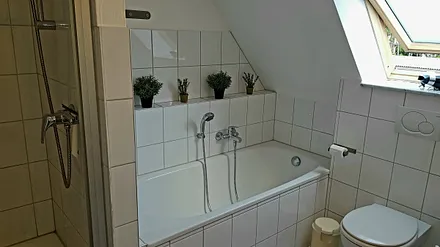 Badewanne und Dusche