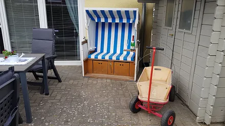 der Wagen zum Transport von Diversen, das Greätehäuschen für ihre Fahrräder