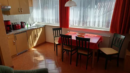 Küchenzeile mit Essbereich