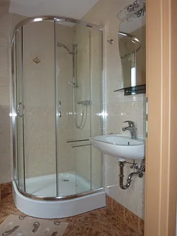 Modernes Bad mit Dusche u. WC