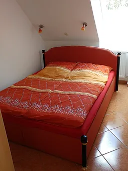 Schlafzimmer mit Doppelbett u. Kleiderschrank