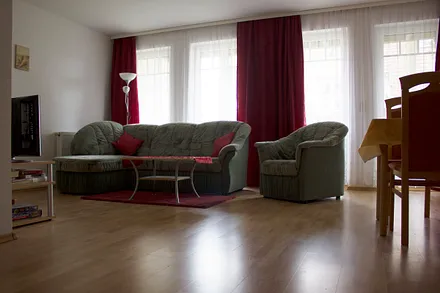 Wohnzimmer mit ausziehbarem Ecksofa