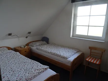 Kleines Schlafzimmer. Zwei Einzelbetten.