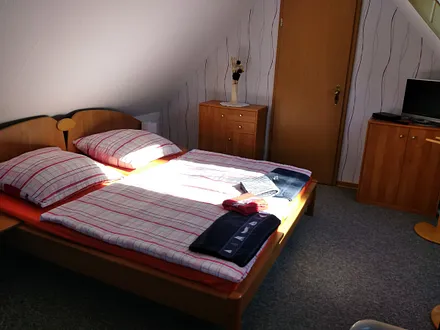 Schlafraum oben m. Blick auf d. Tür z. Bad