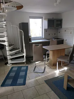Wohnraum m. Küchenzeile u. Wendeltreppe zum Schlafraum u. Bad
