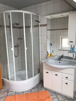Badezimmer mit Dusche