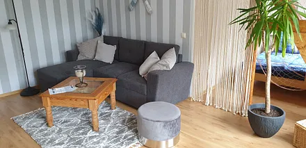 gemütliches Wohnzimmer mit daran ansgrenzendem  Schlafbereich