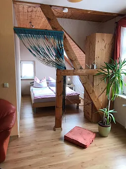 Schlafbereich der ans Wohnzimmer grenzt