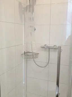 Bad im Erdgeschoss mit Dusche und WC