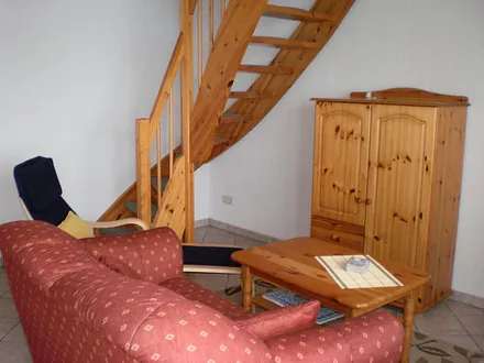 Wohnbereich mit Treppe zum Schlafbereich