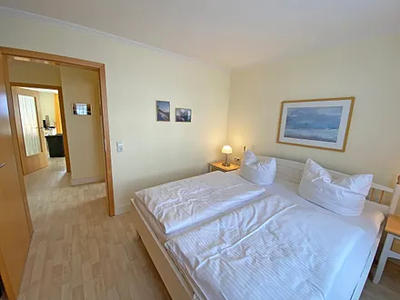 1. Schlafzimmer mit Kleiderschrank