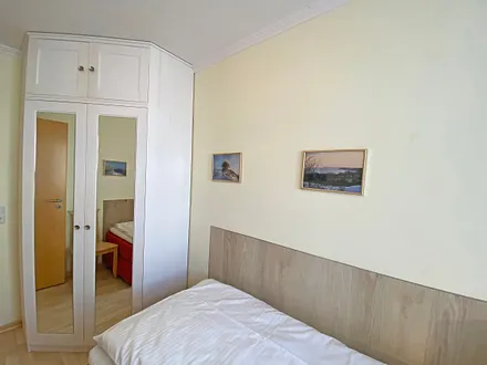 2. Schlafzimmer mit Kleiderschrank
