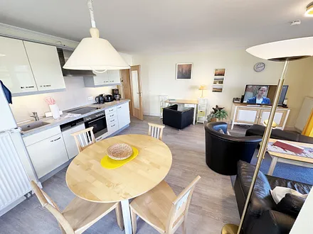 Küchenzeile mit Esstisch für gemeinsames Essen