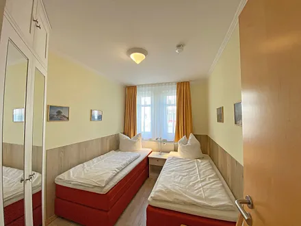 2 Schlafzimmer mit Einzelbetten