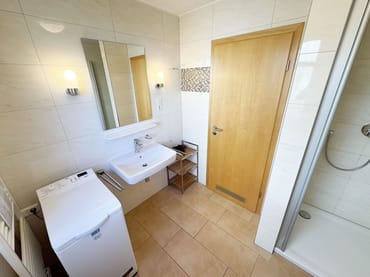 Tageslichtbad mit Waschmaschine