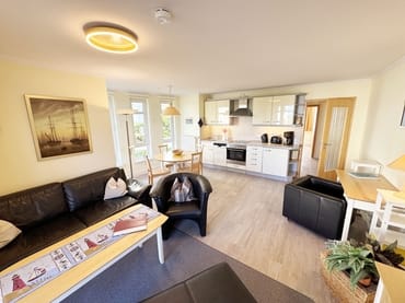 Wohnzimmer mit gemütlicher Couch