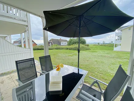 bestuhlte Terrasse mit Sonnenschirm