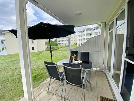 bestuhlte Terrasse mit Blick ins Grüne