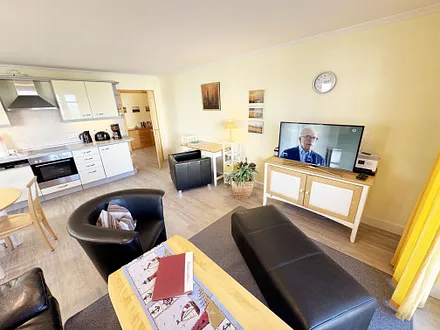 Wohnzimmer mit TV und Sesel